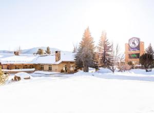 un edificio con una torre de reloj en la nieve en Flying Saddle Resort and Steak House en Alpine