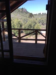 een uitzicht vanuit het raam van een kamer met uitzicht bij Villa Pehuenia in Villa Pehuenia