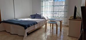Posteľ alebo postele v izbe v ubytovaní TORREVIEJA Apartamento