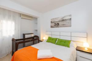 1 dormitorio con 1 cama grande con almohadas verdes en Urban Chic by Fidalsa, en Alicante