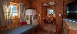 een woonkamer met een televisie en een eetkamer bij Chalet zum Feldalphorn Prädasten WILD605 in Schwarzenau