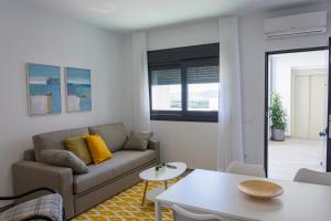 - un salon avec un canapé et une table dans l'établissement Apartamentos El Mirador de la Janda, à Benalup-Casas Viejas