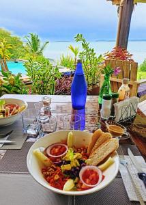 una mesa con un plato de comida en una mesa en El Caribeo, en Bocas Town