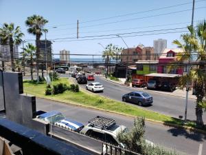 vistas a una calle con coches en la carretera en Un lugar encantador con una pequeña terraza, en Iquique