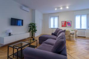 un soggiorno con 2 divani e una TV di [DUOMO-PORTA VENEZIA]LUXURY WIFI E NETFLIX a Milano