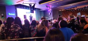 Eine Menschenmenge in einem Raum mit einem Mann auf der Bühne. in der Unterkunft Hermoso departamento full equipado in Coquimbo + 27 Fotos