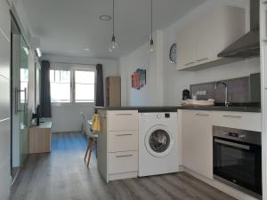 cocina con lavadora y lavadora en Apartaments L´AMFORA, en Tossa de Mar