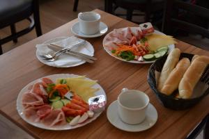 una mesa de madera con platos de comida. en Hostel Děčín Na Skřivánce, en Děčín