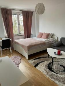 1 dormitorio con 1 cama y sala de estar en A charming central one room apartment. en Malmö