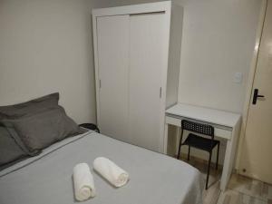 サン・ジョゼにあるKitnet calmaのベッドルーム1室(ベッド1台、ロールタオル2枚付)
