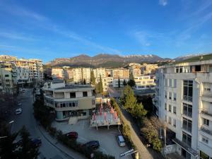 una vista aérea de una ciudad con edificios en B&B - Private Rooms en Tirana