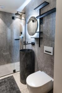Et badeværelse på Spacious and modern apartment with views