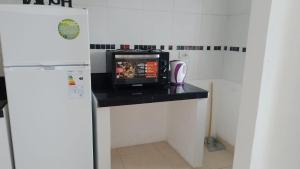 een kleine televisie op een aanrecht in een keuken bij Paisajes in Monterrico