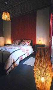Suite Terracotta : Gîte de charme en Avesnois 객실 침대