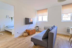 TV a/nebo společenská místnost v ubytování Appartement Familial - Avec Parking Privé Gratuit