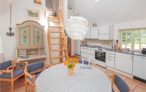 Kuchyň nebo kuchyňský kout v ubytování Amazing Home In Samso With 3 Bedrooms