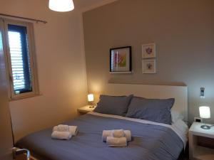 a bedroom with a bed with two towels on it at A due passi dal centro in Noto