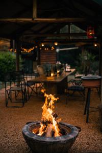 eine Feuerstelle in der Mitte einer Terrasse in der Unterkunft HighlandsView in Swellendam