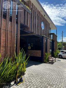 uma frente de loja com um banco à frente em Pousada Costa Container em Penha