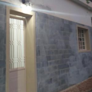 pasillo con puerta y pared de ladrillo en Cantinho Jóia, en Aparecida