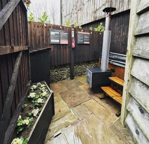 un jardin avec un banc et une clôture dans l'établissement Bertie's Retreat, à Foolow