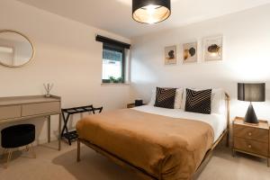 a bed in a room with a desk and a bed sidx sidx sidx at West End Escape - Prime Location in Glasgow