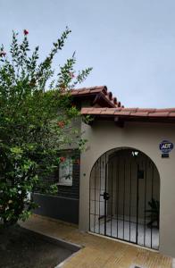 un edificio con dos puertas y un árbol en Casa Isa en San Juan
