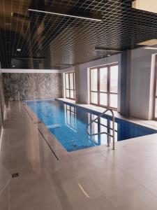 een groot zwembad in een gebouw bij Apartament A2 DOMiTU z Basenem, Sauną, Jacuzzi - 5D Apartments in Szklarska Poręba