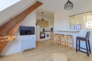 uma cozinha e sala de estar com uma escada e uma sala de estar em Casa Nostra - Arrière Gare em Arras