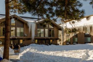 ein schneebedecktes Haus mit Eiszapfen drauf in der Unterkunft Outbound Mammoth in Mammoth Lakes