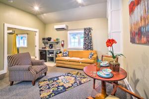 Гостиная зона в Welcoming Downtown Branson Cottage with Pool Access!
