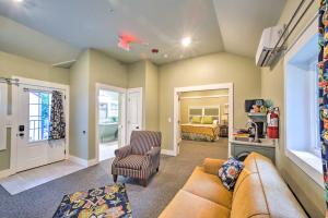 Ruang duduk di Welcoming Downtown Branson Cottage with Pool Access!