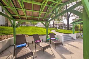 Taman di luar Welcoming Downtown Branson Cottage with Pool Access!