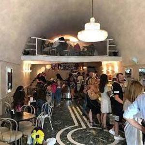 un grupo de personas de pie en una habitación con una multitud en Chic House - Matera Centro, en Matera