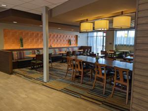 une salle à manger avec des tables et des chaises en bois dans l'établissement Fairfield Inn & Suites by Marriott Poplar Bluff, à Poplar Bluff