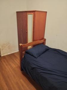 a bedroom with a bed and a wooden headboard at Single Room in Wollongong near Uni in Keiraville