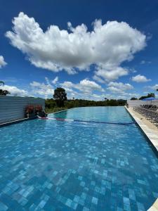 - une piscine avec du carrelage bleu au-dessus d'un bâtiment dans l'établissement Eco Resort Quinta Santa Bárbara, à Pirenópolis