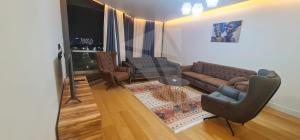 sala de estar con sofá y 2 sillas en prime istanbul wonderful apartement en Estambul