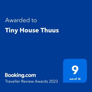 Tiny House Thuus tesisinde sergilenen bir sertifika, ödül, işaret veya başka bir belge
