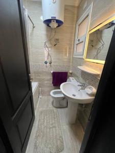 Ένα μπάνιο στο Alrehab city luxury apartment +11 φωτογραφίες