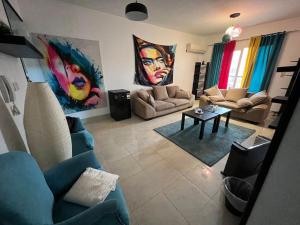 Χώρος καθιστικού στο Alrehab city luxury apartment