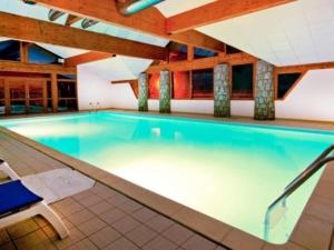 ein großes Schwimmbad in einem Gebäude in der Unterkunft Chaleureux appartement grand panorama 2 avec piscine au pied des pistes in Valmeinier + 20 Fotos
