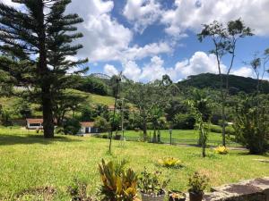a park with trees and a field of grass at Pousada Solar Azul in Miguel Pereira +86 photos