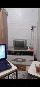 ein Wohnzimmer mit einem Laptop und einem TV in der Unterkunft Kadir in Istanbul