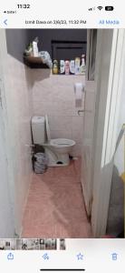 ein Bad mit WC in einer Badezimmerkabine in der Unterkunft Kadir in Istanbul