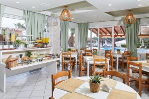un restaurante con mesas y sillas y un buffet en Klonos Anna en Aegina Town