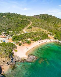 una vista aérea de una playa con gente en ella en Le Village Boutique Hotel, en Búzios