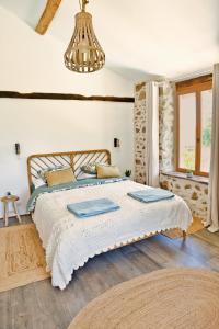 En eller flere senge i et værelse på Les Picardies