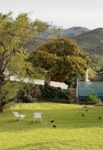 un banc blanc assis au milieu d'un champ dans l'établissement Casa con vista a la salida del sol, à La Cumbre