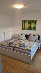 ein großes Bett in einem Zimmer mit in der Unterkunft Ferienwohnung BeLu in Velden am Wörthersee